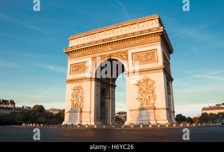 L'Arco Trionfale è uno dei monumenti più visitati di Parigi. Esso hohors coloro che hanno combattuto e sono morti per la Francia. Foto Stock