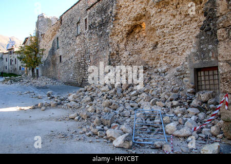 Roma, Italia. 01 Nov, 2016. La terra trema ancora in Italia centrale. Dopo il forte terremoto di magnitudo 6.5 Domenica, 30 ottobre un altro forte terremoto ha avuto luogo questa mattina alle 8:08 ore 4,8 che ha provocato nuovi crolli. A Norcia la strada che circonda le mura si aprivano in due. Secondo la Difesa Civile sono oltre 22 mila persone assistite a seguito dei terremoti che l'Italia Italia centrale dal 24 agosto © Patrizia Cortellessa/Pacific Press/Alamy Live News Foto Stock