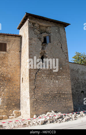 Roma, Italia. 01 Nov, 2016. La terra trema ancora in Italia centrale. Dopo il forte terremoto di magnitudo 6.5 Domenica, 30 ottobre un altro forte terremoto ha avuto luogo questa mattina alle 8:08 ore 4,8 che ha provocato nuovi crolli. A Norcia la strada che circonda le mura si aprivano in due. Secondo la Difesa Civile sono oltre 22 mila persone assistite a seguito dei terremoti che l'Italia Italia centrale dal 24 agosto © Patrizia Cortellessa/Pacific Press/Alamy Live News Foto Stock