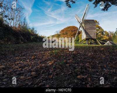 Vista di Nutley Windmill nell'Ashdown Forest Foto Stock