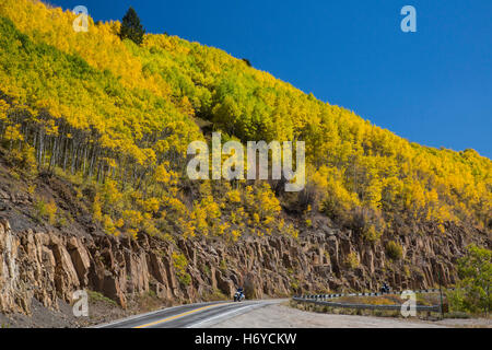 Denver, Colorado - motocicli sulla US Highway 24 durante l'autunno nelle Montagne Rocciose. Foto Stock