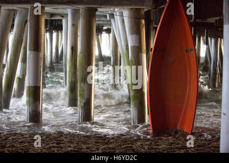 La barca di salvataggio sotto il molo di santa monica Foto Stock