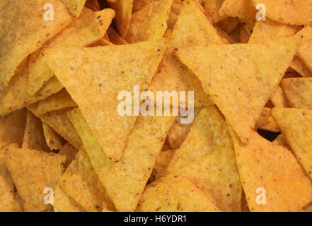 Sullo sfondo di un fragrante tortilla chips con un sacco di sale Foto Stock