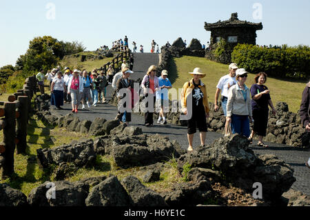 Visitatori sul percorso dal padiglione del composto di roccia vulcanica sul bordo del cratere sangumburi. jeju (cheju) isola. sth. COREA Foto Stock