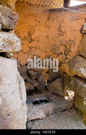 Toilette esterna fatta di roccia vulcanica. seongeup folk village. jeju. sth COREA Foto Stock