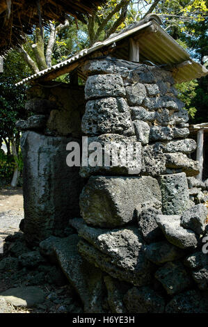 Toilette esterna fatta di roccia vulcanica. seongeup folk village. jeju. sth COREA Foto Stock