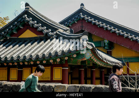 Ornano la struttura del tetto e delle decorazioni. seongeup folk village. jeju. sth COREA Foto Stock