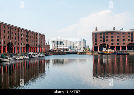 Albert Dock con Liverpool Pier Head e Museo di Liverpool in background. Foto Stock