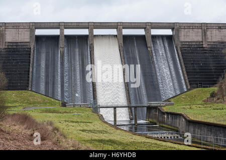 Serbatoio Thruscross Dam Situato nel Washburn Valley North Yorkshire. Foto Stock