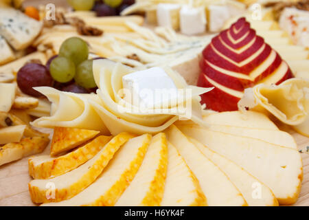 Formaggi misti luce sulla tavola di legno. Foto Stock