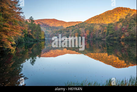 Sunrise lancia un bagliore dorato sulle montagne sopra Vogel State Park vicino a Blairsville, Georgia tra le Blue Ridge Mountains. (USA) Foto Stock