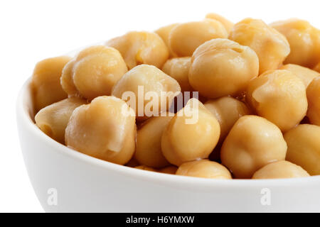 Dettaglio di ceci cotti in vaso bianco su bianco. Foto Stock