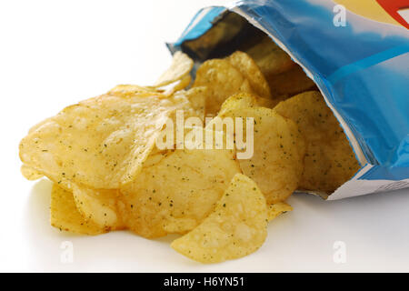 Pacchetto blu di patatine con il formaggio e la molla di aroma di cipolla Foto Stock