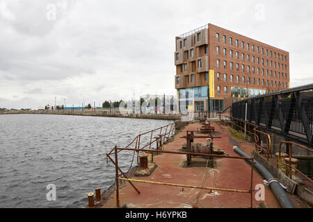 Roath bacino e gloworks industrie creative del center HUB porth teigr la baia di Cardiff Galles Regno Unito Foto Stock