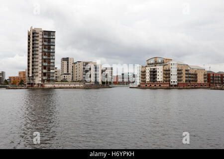 Celestia e avventurieri quay appartamento di lusso edifici sul bacino roath su nuvoloso giorno per la baia di Cardiff Galles Regno Unito Foto Stock