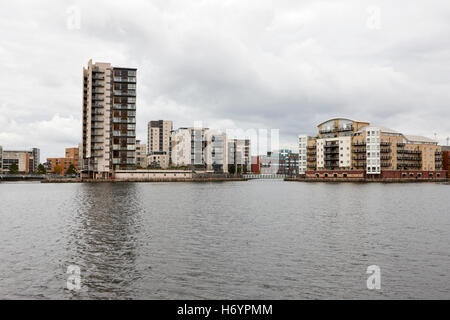 Celestia e avventurieri quay appartamento di lusso edifici sul bacino roath su nuvoloso giorno per la baia di Cardiff Galles Regno Unito Foto Stock