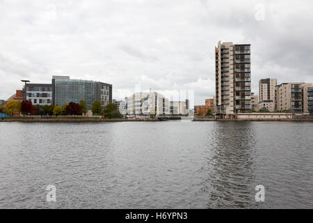 Scott Harbour Appartamento di lusso e di edifici commerciali sul bacino roath su nuvoloso giorno per la baia di Cardiff Galles Regno Unito Foto Stock