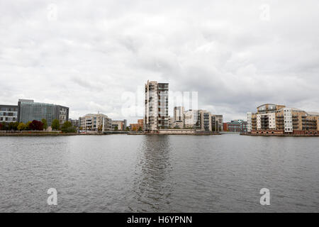 Commerciale, celestia e avventurieri quay appartamento di lusso edifici sul bacino roath su nuvoloso giorno per la baia di Cardiff Galles Regno Kin Foto Stock