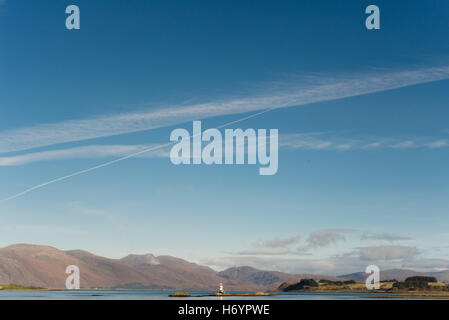 Vista da Port Appin oltre a Creach Bheinn con cielo blu e sentieri di cloud Foto Stock