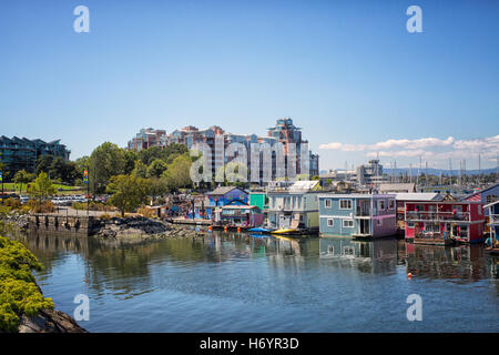 Casa galleggiante Village con coloratissime case galleggianti nel porto interno, Victoria Foto Stock