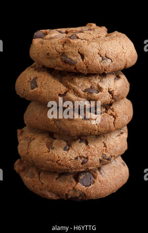 Pila di biscotti con scaglie di cioccolato isolato su nero. Foto Stock