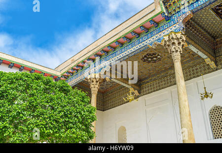 Il soffitto della terrazza di Sheikh Nakshband Mauzoleum suddiviso in schermate di legno con esclusivo intagliato e dipinto di pattern Foto Stock