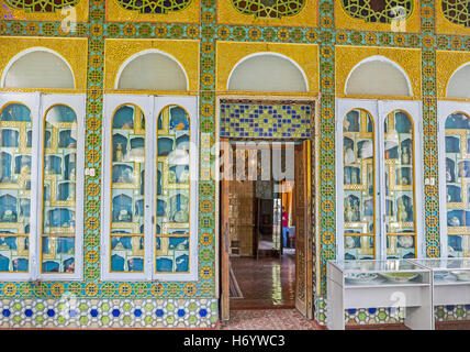 La preziosa raccolta di porcellane orientali vasi in vetro camera di Sitorai Mokhi-Khosa Palace Foto Stock