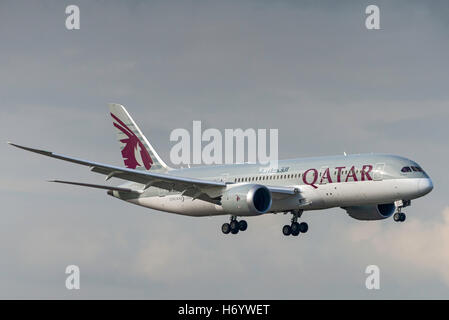 A7-BCJ 787-8 Boeing Dreamliner Qatar Airways partenza. L'aeroporto di Manchester in Inghilterra. Foto Stock