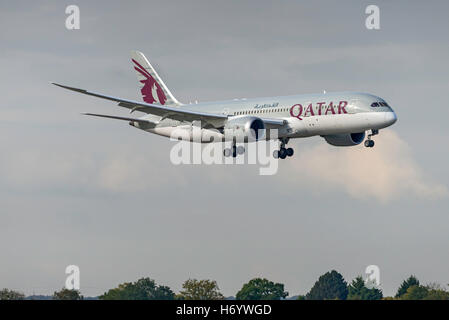 A7-BCJ 787-8 Boeing Dreamliner Qatar Airways partenza. L'aeroporto di Manchester in Inghilterra. Foto Stock