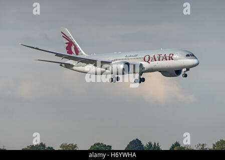 A7-BCJ 787-8 Boeing Dreamliner Qatar Airways partenza. L'aeroporto di Manchester in Inghilterra. Foto Stock