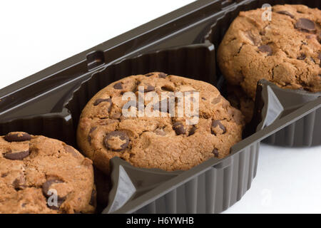 Commercial biscotti con scaglie di cioccolato nel vassoio di plastica. Foto Stock