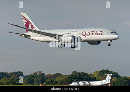 A7-BCJ 787-8 Boeing Dreamliner Qatar Airways partenza. L'aeroporto di Manchester in Inghilterra. Foto Stock