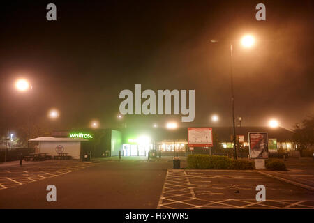 Vuoto welcome break stazione di servizio autostradale di notte nella nebbia Regno Unito Foto Stock