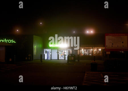 Vuoto welcome break stazione di servizio autostradale di notte nella nebbia Regno Unito Foto Stock