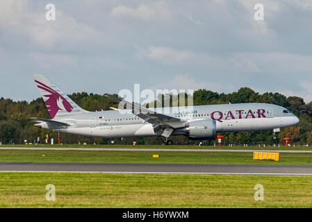 A7-BCJ 787-8 Boeing Dreamliner Qatar Airways partenza. L'aeroporto di Manchester in Inghilterra. Foto Stock