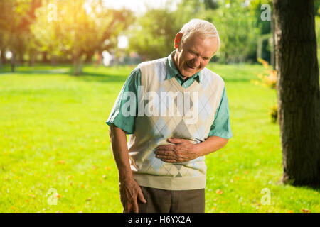 Uomo con gli occhi chiusi sorridente. Foto Stock