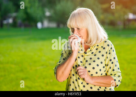 Signora tergi naso con igienico. Foto Stock