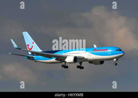 G-OBYF. Boeing 767-304. Thomson Airways arrivo. L'aeroporto di Manchester in Inghilterra. Foto Stock