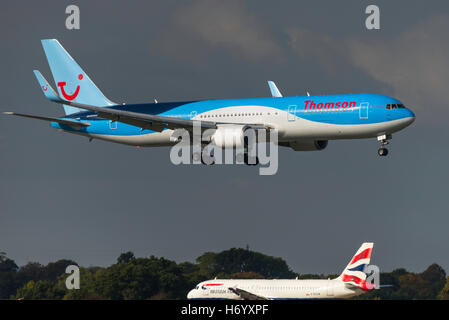 G-OBYF. Boeing 767-304. Thomson Airways arrivo. L'aeroporto di Manchester in Inghilterra. Foto Stock