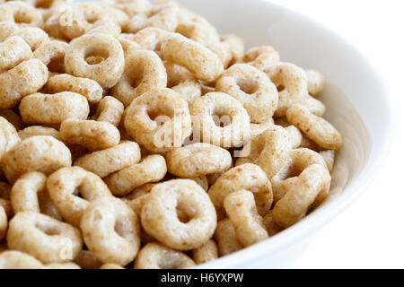 Dettaglio della tazza di miele cheerios su bianco. Foto Stock