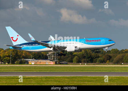 G-OBYF. Boeing 767-304. Thomson Airways arrivo. L'aeroporto di Manchester in Inghilterra. Foto Stock