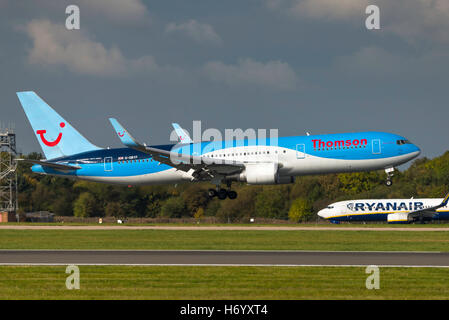 G-OBYF. Boeing 767-304. Thomson Airways arrivo. L'aeroporto di Manchester in Inghilterra. Foto Stock