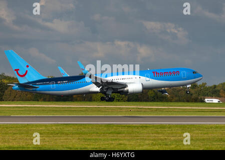 G-OBYF. Boeing 767-304. Thomson Airways arrivo. L'aeroporto di Manchester in Inghilterra. Foto Stock