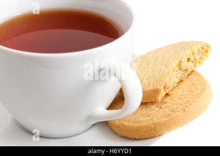 Dettaglio di un bianco coppa in ceramica di rooibos tè con biscotti frollini. Foto Stock