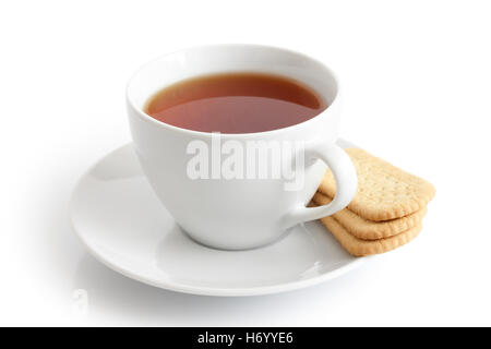 Bianco tazza ceramica con piattino con tè e biscotti di dito. Isolato. Foto Stock