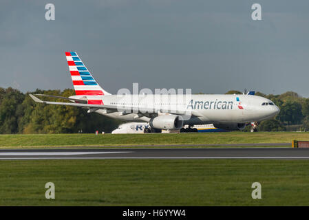 Airbus A330-243 American Airlines Un332 N283AY L'aeroporto di Manchester in Inghilterra. Foto Stock