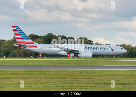 Airbus A330-243 American Airlines Un332 N283AY L'aeroporto di Manchester in Inghilterra. Foto Stock