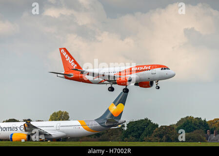 G-EZFB Easy Jet Airbus A319-111 Aeroporto di Manchester Inghilterra.arrivo. Foto Stock