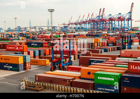 "Straddle Carrier serve contenitori all'Buchardkai terminal per container ad Amburgo Foto Stock