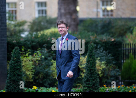 Greg Clark,il Segretario di Stato per gli affari,strategia energetica e industriale,arriva a Downing Street per una riunione del gabinetto Foto Stock